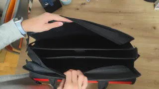 Mochila portátil negra y roja