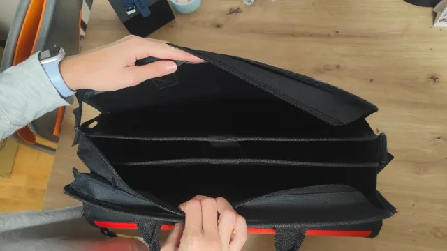 Mochila portátil negra y roja