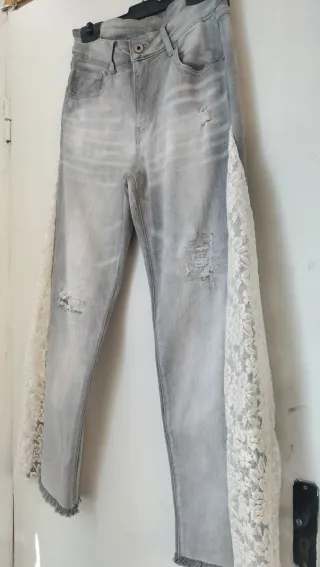 Pantalón vaquero gris con encaje