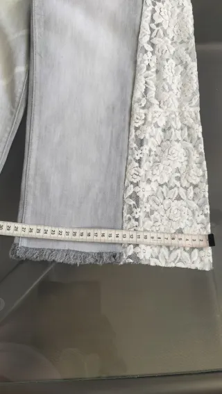 Pantalón vaquero gris con encaje