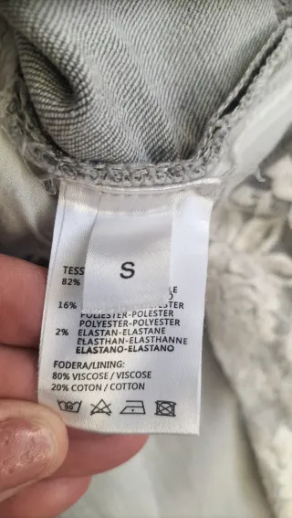 Pantalón vaquero gris con encaje