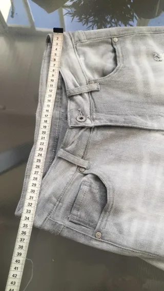 Pantalón vaquero gris con encaje
