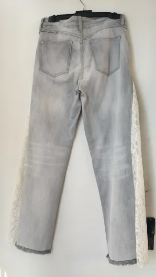 Pantalón vaquero gris con encaje