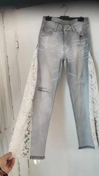 Pantalón vaquero gris con encaje
