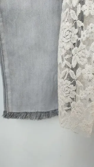 Pantalón vaquero gris con encaje