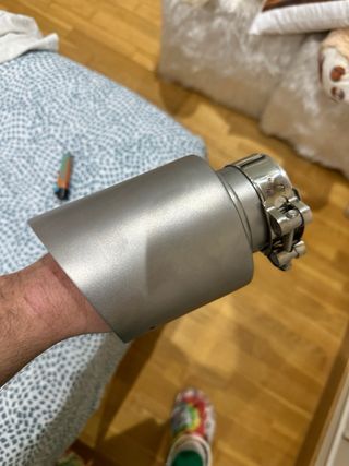 Cola de escape perforada