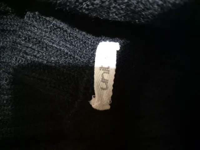 Vestido de punto negro con cuello alto