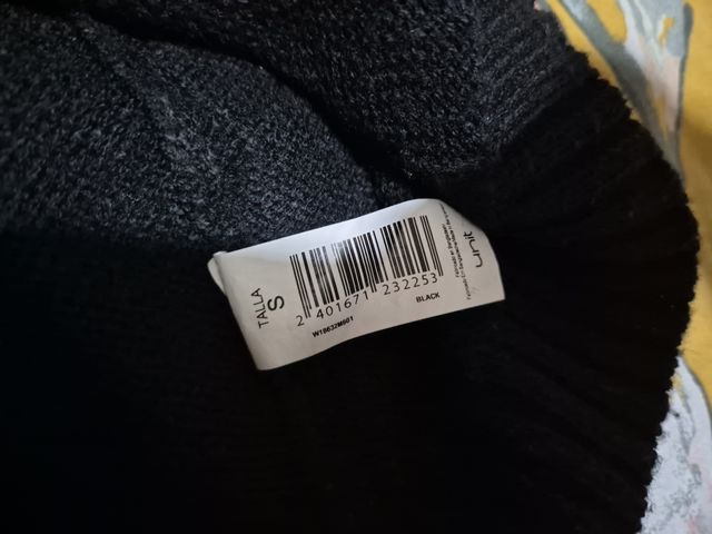 Vestido de punto negro con cuello alto