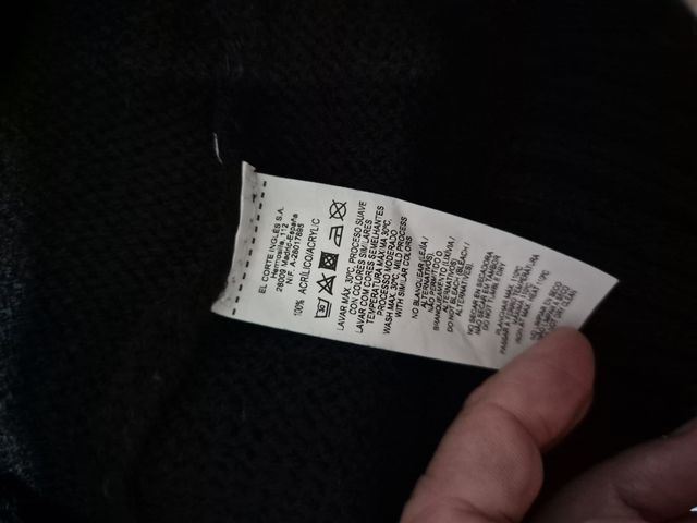 Vestido de punto negro con cuello alto