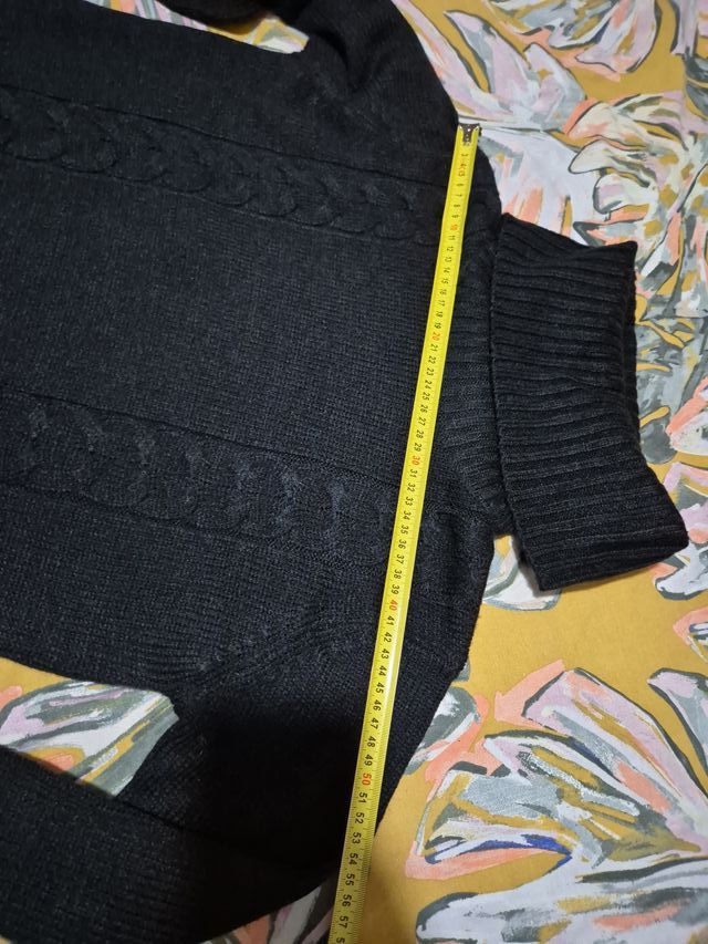 Vestido de punto negro con cuello alto