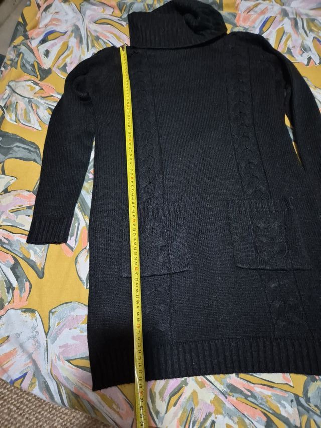 Vestido de punto negro con cuello alto