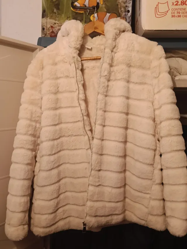Abrigo blanco de pelo sintético