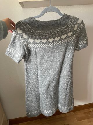 Vestido de punto gris con corazones