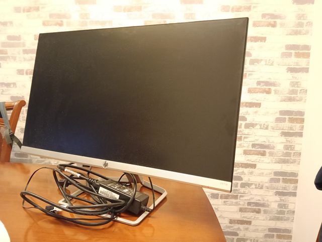 Monitor HP 24fw Plata y Negro