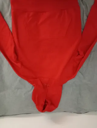 Sudadera con capucha roja