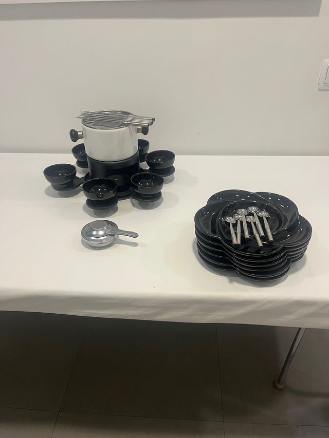 Set Fondue con Platos, Cuencos y Cubiertos