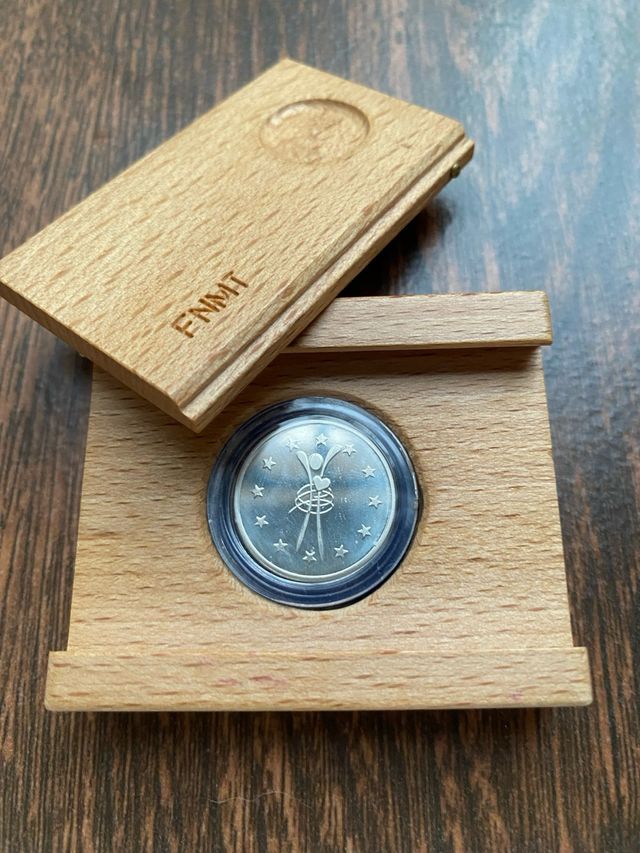Moneda conmemorativa en caja de madera (1989).