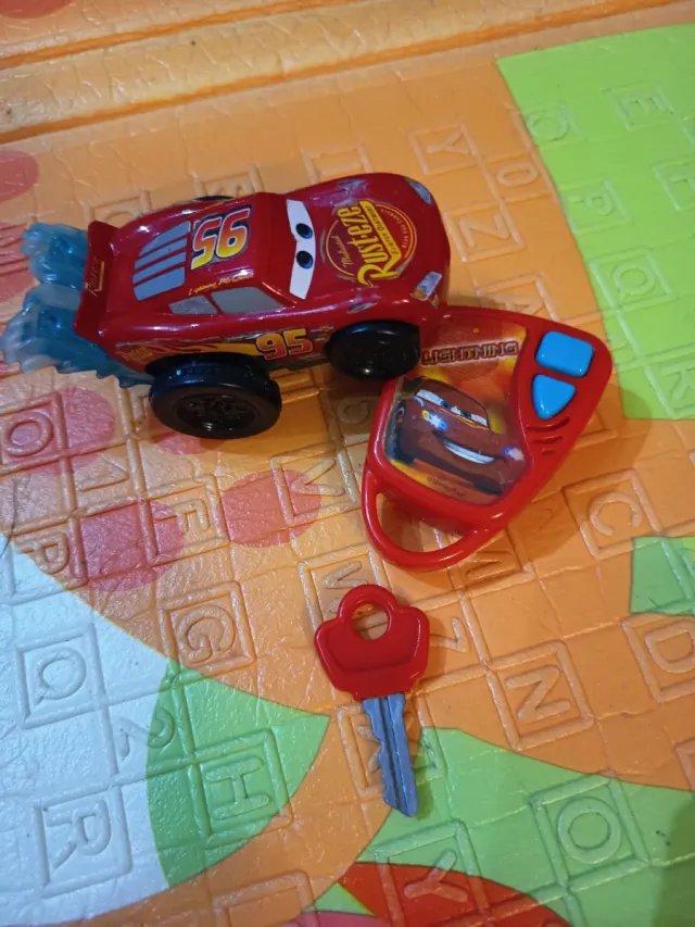 Coche Rayo McQueen Splash Racers con mando sonidos