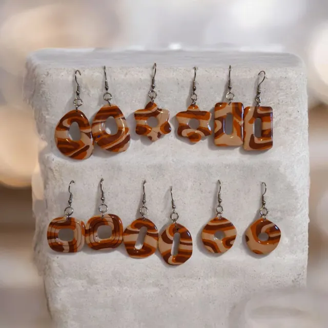 Pendientes de diseño beige y marrón