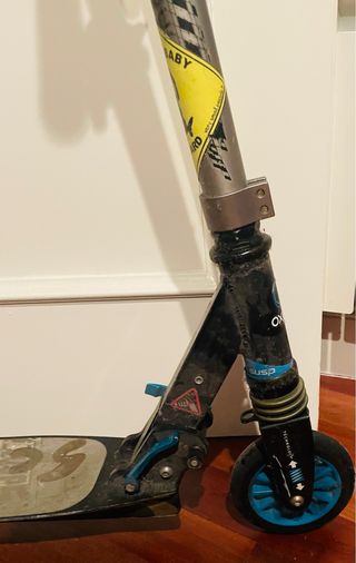 Patinete metálico plegable marca oxelo.