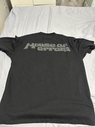 Camiseta negra con estampado de ojo