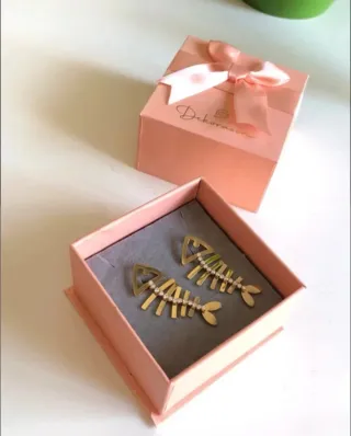 Pendientes dorados con brillantes Piscis