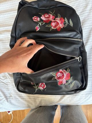 Mochila negra bordada flores vintage