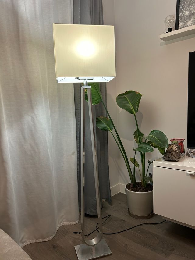 Lámpara de salón beige y plateada