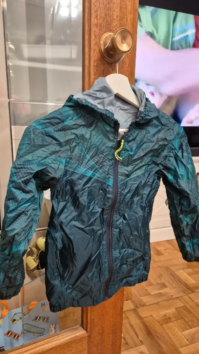 Cortavientos ligero con capucha