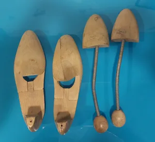 2 moldeadores de madera antiguos  para zapatos.