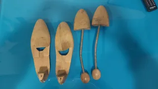 2 moldeadores de madera antiguos  para zapatos.