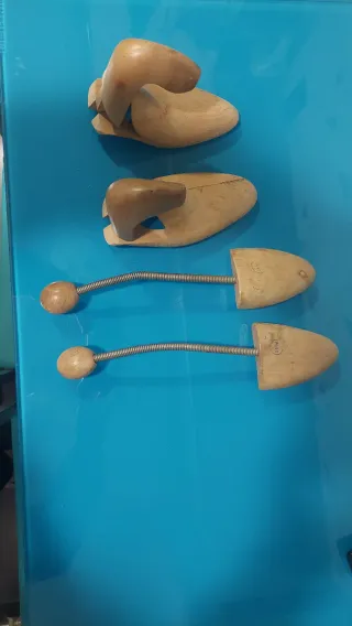 2 moldeadores de madera antiguos  para zapatos.