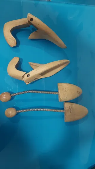 2 moldeadores de madera antiguos  para zapatos.