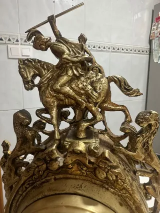 Reloj  antigua de metal para decoración entrada