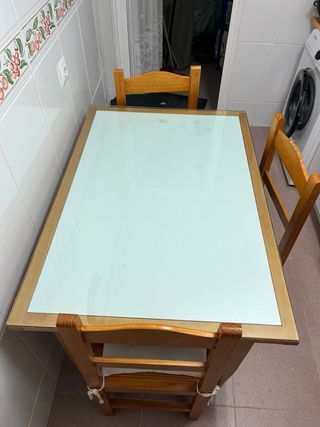 Mesa de madera con 3 sillas.