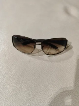 Gafas de sol Ray-Ban negras y marrones