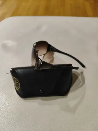 Gafas de sol Ray-Ban negras y marrones