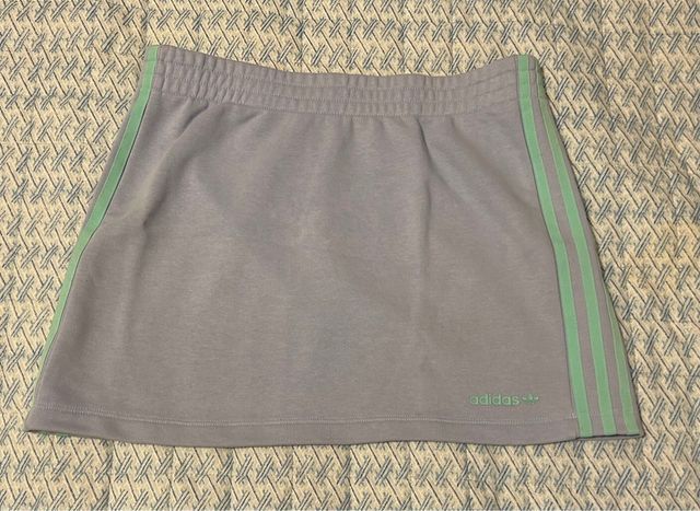 Minigonna Adidas Grigia con Strisce Verdi