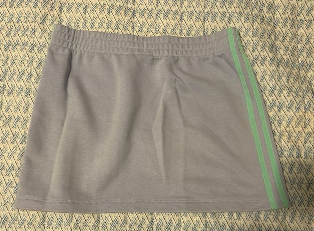 Minigonna Adidas Grigia con Strisce Verdi