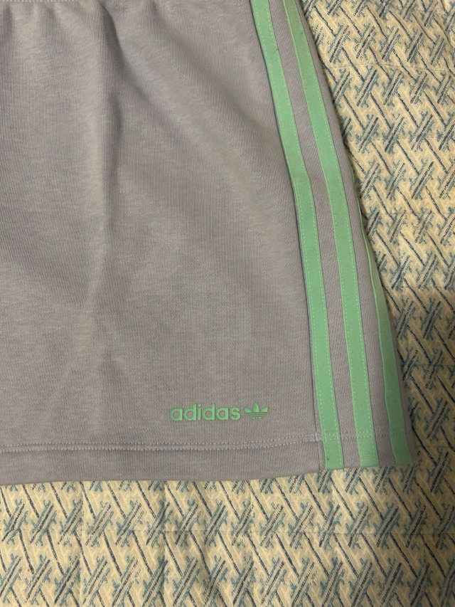 Minigonna Adidas Grigia con Strisce Verdi