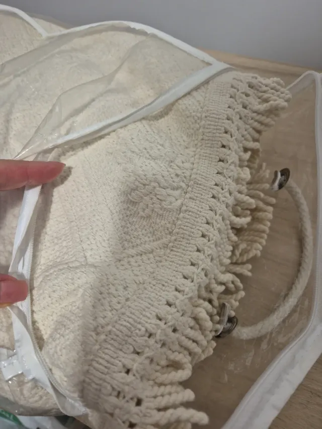 Colcha beige de tela