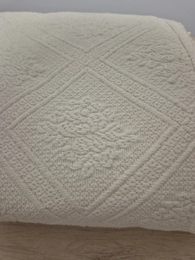 Colcha beige de tela