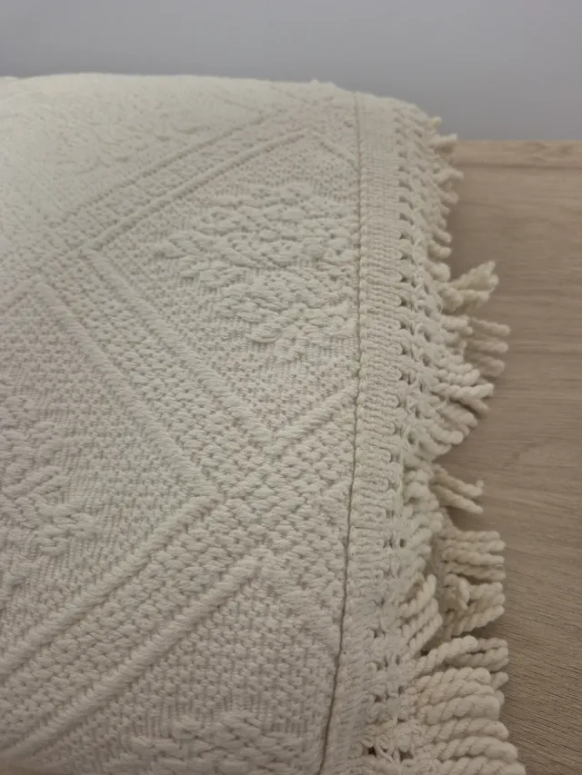 Colcha beige de tela