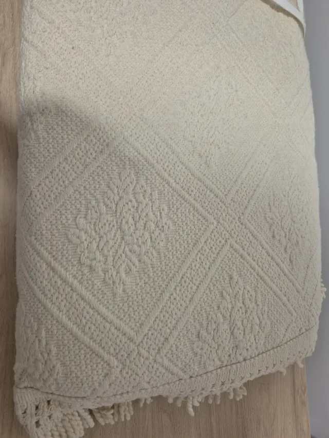 Colcha beige de tela