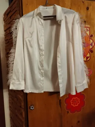 Camicia bianca con piume