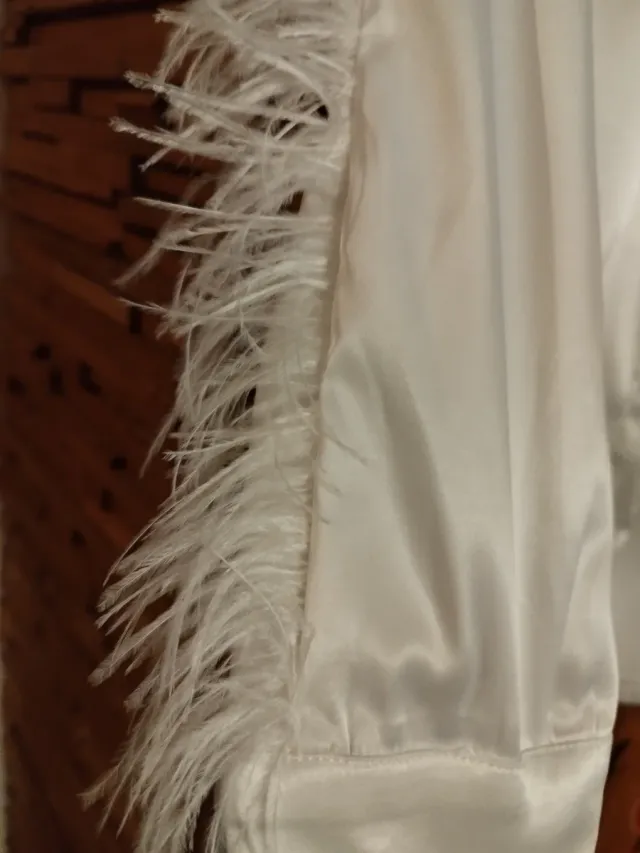 Camicia bianca con piume