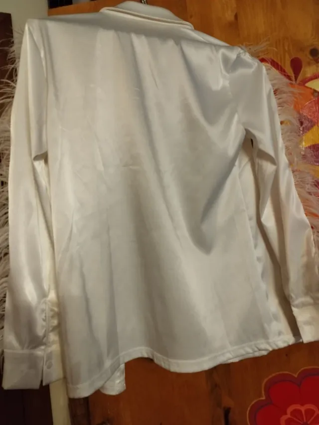 Camicia bianca con piume