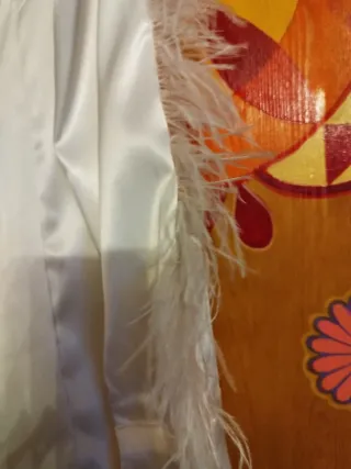 Camicia bianca con piume