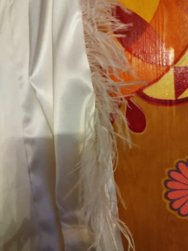 Camicia bianca con piume