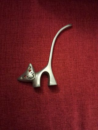 Figura para colocar anillos gato plata y rojo